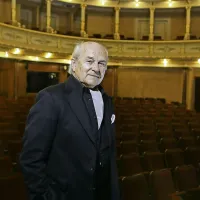 Janez Mejač je bil od odrskih desk neločljiv štiri desetletja:  v 
baletnem zboru je plesal v 38 predstavah.  