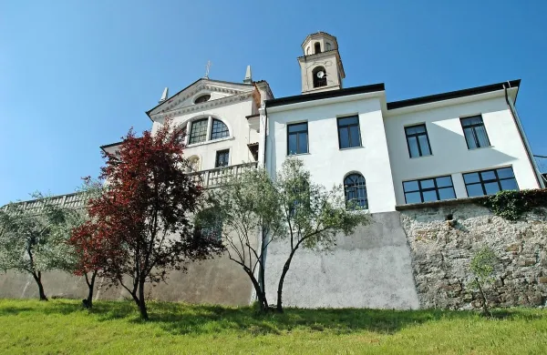 Samostan na Kostanjevici, kjer se po Škrabcu imenuje tudi 
knjižnica s tisoči dragocenih, tudi zelo starih, knjižnih izdaj, 
bo do oktobra prizorišče niza dogodkov.  