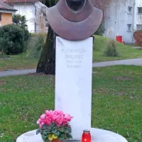 Spomenik patru Škrabcu ob Erjavčevi ulici v Novi Gorici. 