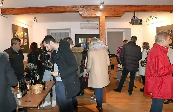 Vinoteka Vipava ob prireditvah poka po šivih.