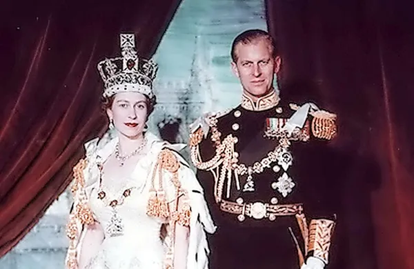 Ko je njen  oče v starosti 56 let umrl, je prestol 6. februarja leta 
1952 zasedla Elizabeta II. Šele več kot leto dni pozneje, 2. 
junija 1953,  je nato potekalo slovesno kronanje v Westminstrski opatiji z 8000 gosti.