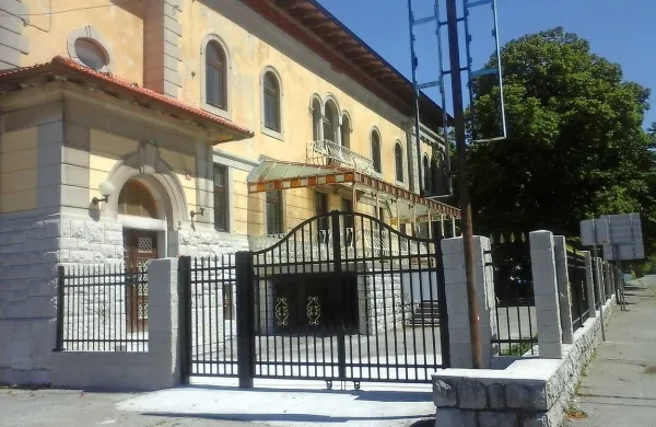 Za  parcelo pred stavbo nekdanje restavracije Adria v Senožečah (na fotografiji ograjeno dvorišče skupaj s pločnikom) 
je občina lastniku podelila služnost, zato da slednji čim prej 
pridobi dokumentacijo za obnovo stavbe. 