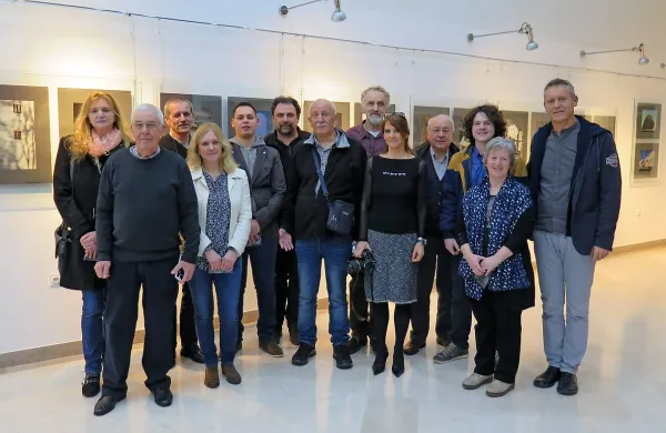 Avtorji fotografij na jubilejni razstavi, ki si jo lahko obiskovalci 
še en mesec ogledajo v Kosovelovem domu. Profesorjem 
likovne vzgoje Samo Onič stoji skrajno desno.