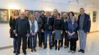 Avtorji fotografij na jubilejni razstavi, ki si jo lahko obiskovalci 
še en mesec ogledajo v Kosovelovem domu. Profesorjem 
likovne vzgoje Samo Onič stoji skrajno desno.