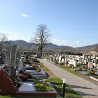 Pokopališče  nameravajo  razširiti tudi s prostorom za žarne pokope in 
raztros pepela.