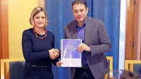 Lara Brun, direktorica novogoriškega mladinskega centra, je 
županu Mateju Arčonu včeraj predala strategijo za mlade v 
občini.