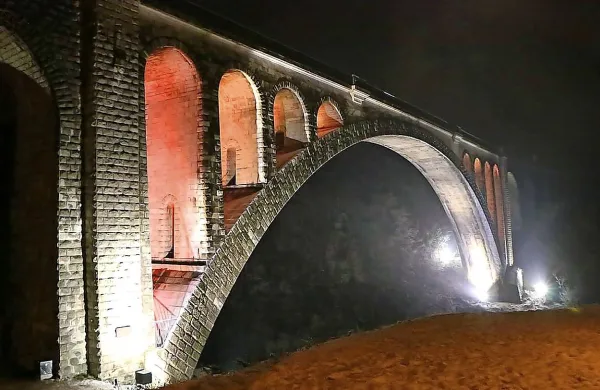 Nova, posodobljena osvetlitev solkanskega mostu  z led 
reflektorji omogoča osem različnih barvnih scen.