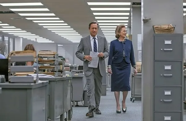 V Zamolčanih dokumentih glavni vlogi zasedata oskarjevca 
Meryl Streep in Tom Hanks.  