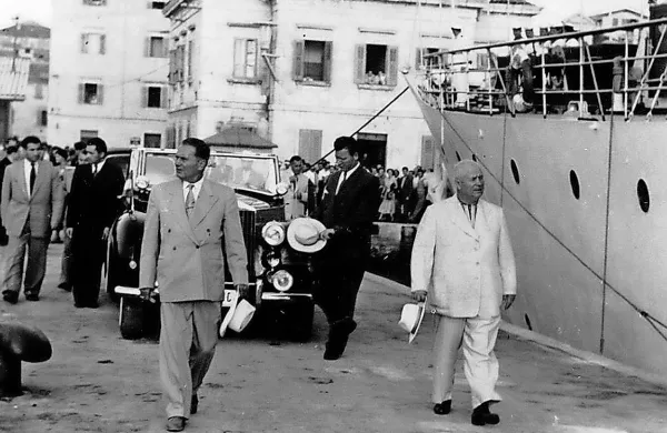 Tito in sovjetski premier Nikita Hruščov sta leta 1963 z 
Galebom priplula v Koper.