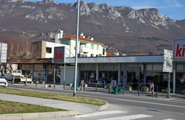 Občinska uprava se je za postavitev količkov  pred poslovnimi 
lokali na Tovarniški cesti odločila zaradi prometne varnosti. 