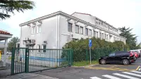 Stavbo v Ulici 15. maja je včeraj na občinski dražbi nepremičnin kupila Islamska skupnost v Sloveniji.