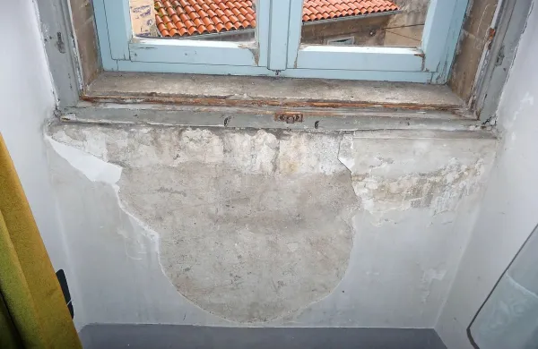 Voda je zamakala   in povzročala škodo na ometu in tlaku.    