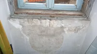 Voda je zamakala   in povzročala škodo na ometu in tlaku.    