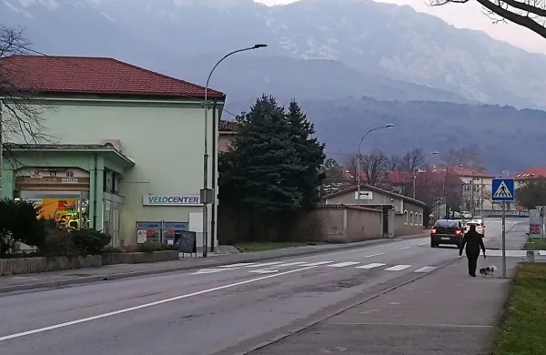 Nesreča, ki se je v torek zvečer zgodila na Goriški cesti v Ajdovščini, se je 
k sreči končala le z manjšimi poškodbami osemletnega dečka.