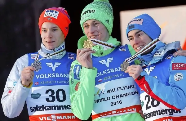 Nosilci odličij z minule prvenstva (z leve)   -  Avstrijec Stefan 
Kraft in Slovenec Peter Prevc sta blizu vrha, Norvežan Keneth  
Gangnes pa je poškodovan.