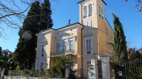 Vilo Polli, ki se danes imenuje Villa Venezia,  si je leta 1898 dal postaviti livar Arturo Polli. To je zadnja vila, ki je 
nastala v Gorici ob koncu 19. stoletja. Čeprav  vsebuje veliko ornamentike, ki nakazuje pohod libertyja na 
območju današnje Italije, se s svojo razgibanostjo še vedno navezuje na vile, ki so nastajale v zadnji četrtini 19. 
stoletja.