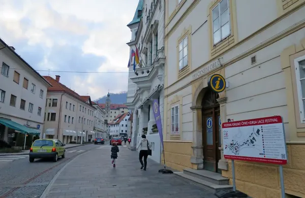 TIC čaka še tretja selitev, ker Idrija na spodletele turistične 
načrte odgovarja z novimi razstavišči in prostori.