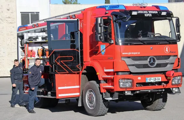 Novo vozilo sta včeraj pregledovala in urejala njegovo 
opremo gasilca Primož Šav (levo) in Tadej Grdina.



