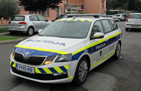 Gradežanka je skušala tudi pri Rupi filmsko pobegniti policistom in je pri tem poškodovala  dve njihovi službeni 
vozili.