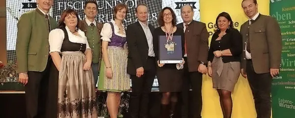 Dr. Irena Fonda (na fotografiji s plaketo) je v Celovcu prevzela 
priznanji. 
