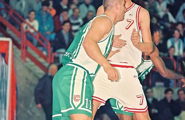 Primož Brezec v dvoboju s poznejšim soigralcem Markom 
Tuškom pred  prepolno sežansko dvorana v četrtfinalu državnega prvenstva 1997/98.