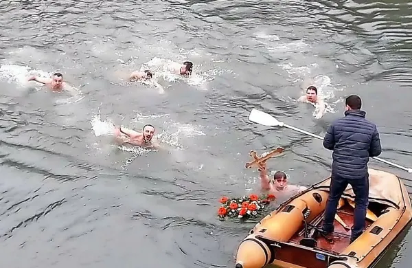 Pravoslavni verniki po tradiciji plavajo do križa, ki je od obale 
oddaljen 33 metrov.а