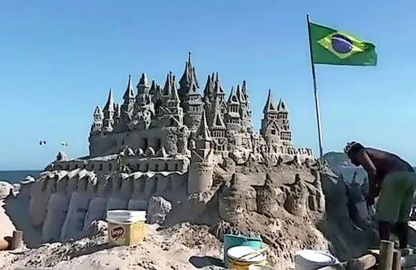 Brazilec Marcio Mizael Matolias že 22 let živi v peščenem 
gradu na brazilski plaži.