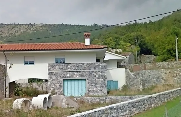 Tri vrstne hiše, ki bodo 1. februarja naprodaj na javni dražbi, 
so del daljše stavbe na začetku Brestovice pri Komnu.