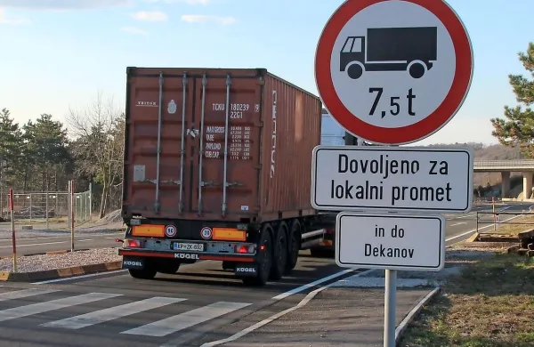Znaki po butalsko: na vrhu prepoved, vmes delno dovoljenje, 
spodaj pa popolna odprava prepovedi.