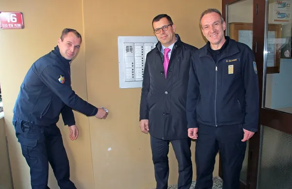 S trezorji za ključe so opremljene vse večje stavbe upravljalca 
Dom Koper, pravijo (z leve)  Peter Čendak, Aldo Pucer in Denis 
Glavina.