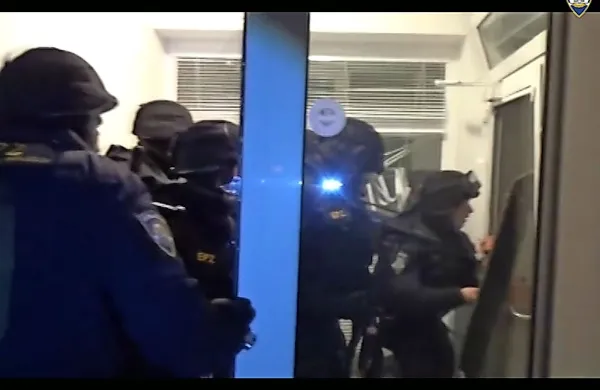 Hrvaški policisti so v noči na četrtek preiskali dve hiši na 
širšem območju Zagreba 