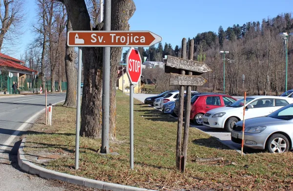 Sveta Trojica je eden najbolj priljubljenih planinskih ciljev na 
Postojnskem in Pivškem, a zaradi varnosti bo uradno osvojljiva le še iz Trnja in Slovenske vasi, ne pa tudi mimo 
vojaškega vadišča.