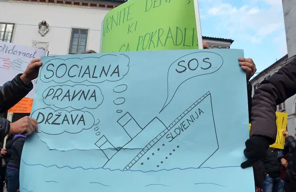 Sindikat delavcev v zdravstveni negi ter sindikat zdravstva in 
socialnega varstva sta napovedala stavko za 13. februar. 
“Zaradi neodzivnosti vladne strani” sta za petek sama 
sklicala pogajanja o stavkovnih zahtevah. Fotografija je 
simbolična.