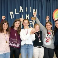 Učenke iz Podnanosa z mentoricama po zmagi med šolarji.  