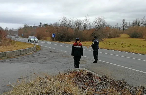 Postojnski policisti in redarji Medobčinskega redarstva so 
skupaj nadzirali  uporabo mobilnih telefonov in drugih naprav 
med vožnjo.