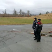 Policisti in redarji nad telefoniranje med vožnjo