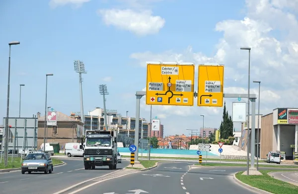 Del Ljubljanske ceste  bo jutri dopoldne zaprt zaradi menjave 
utripalcev.