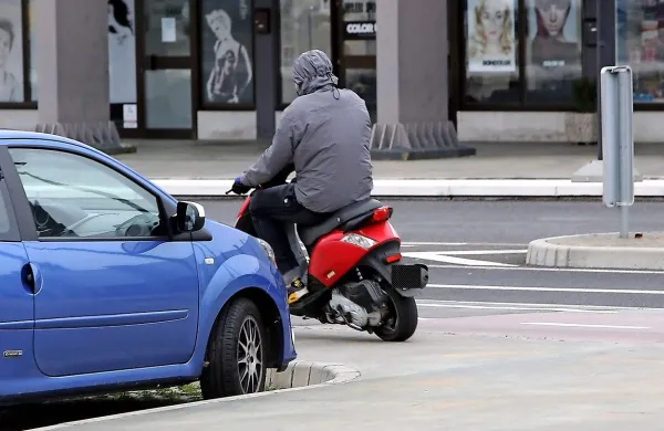 Nekateri vozniki skuterjev še vedno vozijo brez čelad.