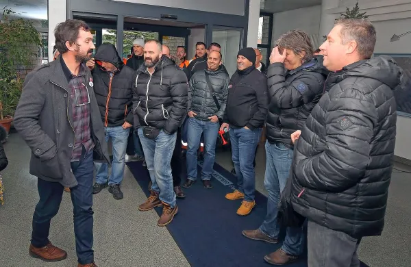 Uprava Luke se glede postopka odpovedi Mladenu Jovičiću 
(levo) sklicuje na zakon, za delavce pa je odpoved nezakonita. 