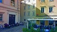 Apartmajska hiša  Doma-Smreke na Zelenjavnem trgu (na 
fotografiji v sredini) je šla v roke bližnjim gostincem. 