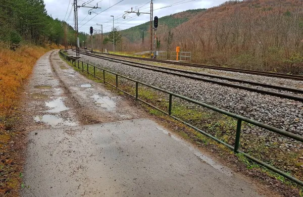 Od asfalta naprej je odsek vaške ceste sicer opredeljen kot 
javno dobro, ki pa ni v upravljanju občine, zato bo na cestišču 
tudi v prihodnje zgolj gramoz.

 