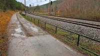 Od asfalta naprej je odsek vaške ceste sicer opredeljen kot 
javno dobro, ki pa ni v upravljanju občine, zato bo na cestišču 
tudi v prihodnje zgolj gramoz.

 