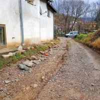 Cesta od mostu preko Rižane do podhoda pod železniško 
progo je javno dobro. Bo torej koprska občina vsaj na tem 
delu poskrbela za asfaltno prevleko?