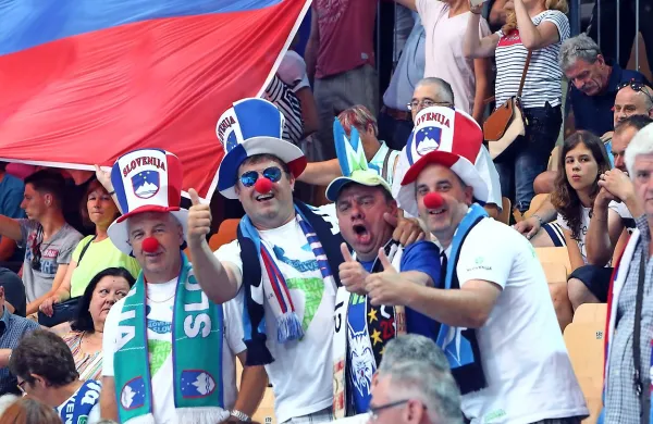 Slovenski rokometa&scaron;i po epskem boju na kolena položili &Scaron;pance