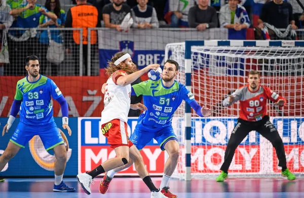 Slovensko obrambo z Borutom Mačkovškom (v modrem 
dresu desno) čaka zahtevna naloga proti Špancem.
