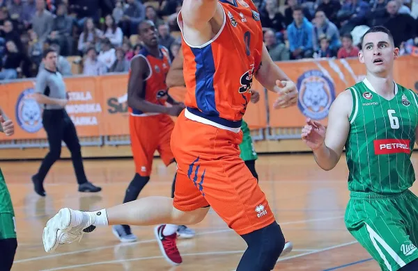 Matic Rebec (z žogo) se je dobro vklopil v moštvo Sixta 
Primorske in tudi odločil derbi z Olimpijo.