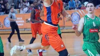 Matic Rebec (z žogo) se je dobro vklopil v moštvo Sixta 
Primorske in tudi odločil derbi z Olimpijo.
