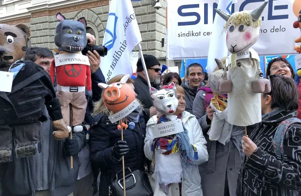 Pred poslopjem vlade na protestu nekaj tisoč javnih uslužbencev