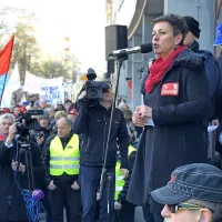 Pred poslopjem vlade na protestu nekaj tisoč javnih uslužbencev
