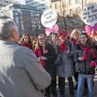 Pred poslopjem vlade na protestu nekaj tisoč javnih uslužbencev